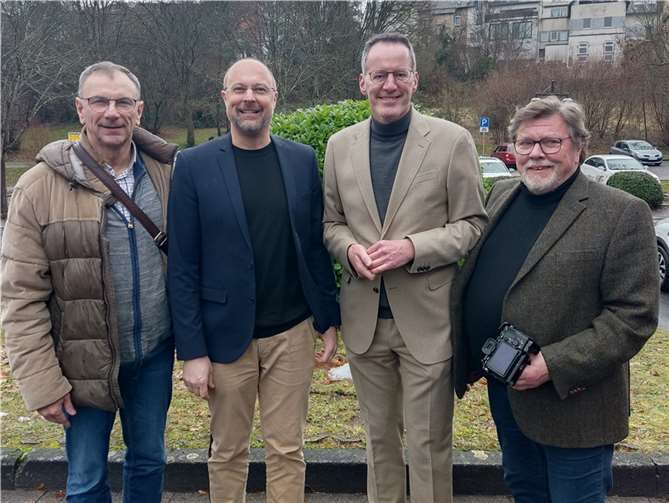 V.li. PeterBecker, Beigeordneter Hilgert, Dr. Andreas Rath, Ortsbürgermeister Hillscheid, Innenminister Michael Ebeling und Andreas Erdmann Beigeordneter der Verbandsgemeinde Höhr-Grenzhausen. Quelle: SPD VG Höhr-Grenzhausen