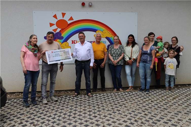 V.li. Petra Buhr, stellv. Kita Regenbogen, Frank Jacke, Gerhard Scheier, Dieter Lietzmann und die Vertreterinnen des Elternausschuss Katja Krausch, Tina Timborn, Bianca Rams, Christin Hardt, Sirena Tüber. Quelle: OG Niederbreitbach