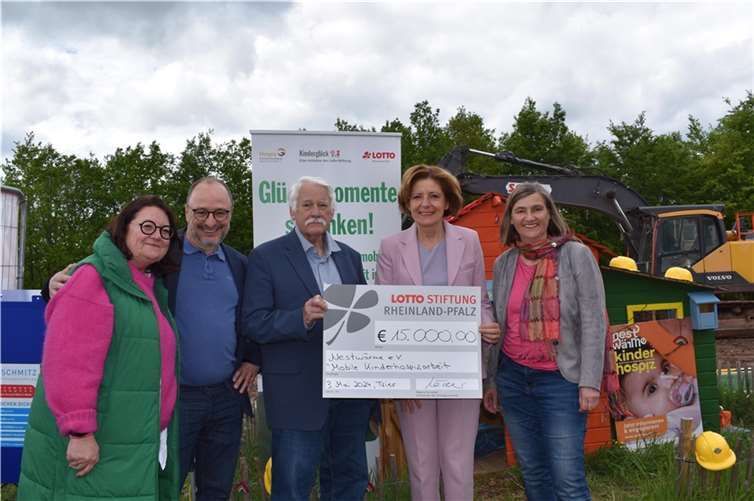 V.li. Petra Moske (1. Vorsitzende von Nestwärme e.V. Deutschland), Frank Zwanziger (Geschäftsführer Lotto Rheinland-Pfalz – Stiftung), Walter Desch (stv. Vorstandsvorsitzender Lotto Rheinland-Pfalz – Stiftung), Ministerpräsidentin Malu Dreyer und Elisabeth Schuh (Gründerin und 2. Vorsitzende des Kinderhospiz Nestwärme e.V.).  Foto: Nico Lautewein