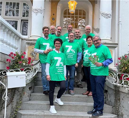 V.li. Petra Schneider, Mitglied des Landtags MdL, DEHOGA-Vizepräsident, Lothar Weinand, stellv. Vorsitzender der Mittelstands- und Wirtschaftsunion, MIT und Kreistagsmitglied, Detlef Odenkirchen, DEHOGA Kreisvorsitzender, Udo Loerakker, Kreistagsmitglied, Ingrid Näckel-Surges, Vorsitzender Ahrtal-Tourismus, Christian Lindner, Kreistagsmitglied, Willi Busch, Sebastian Kniel, Hotel Eck-Schänke, Felix Schneider, Hotel Haus Clement und Kreistagsmitglied, Guido Ernst vor dem Bad Neuenahrer Hotel Aurora direkt an der Ahr. Foto: D.Odenkirchen