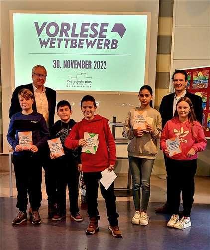 V.li. Philipp Melcher, Schulleiter Gerhard Müller, Yunus Demir, Leander Zengler, Laura D’Ambrosio, Verbandsbürgermeister Thomas Przybylla und Lea Geyr von Schweppenburg. Quelle: VG Weißenthurm