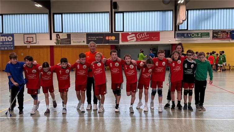 V.li. (Position/Tore): Benedikt Harst (Torwart verletzt), Ben Hübinger (2), Frida Saxler (1), Maxim Gostiuk (Tor/3), Tom Jerger (7), Trainer Karl – Hein Hoffmann, David Hoffmann (5), Florian Mokosch (1), Bastian Tilch (2), Emma Gerlach (1), Maximilian Klapthor (Tor/6), Jakob Dahmen, Trainerin Nathalie Oster, Luc Gumbrecht (Tor) und Bastian Mokosch (verletzt), auf dem Bild fehlt Mats Roth. Quelle: JSG Welling/Bassenheim