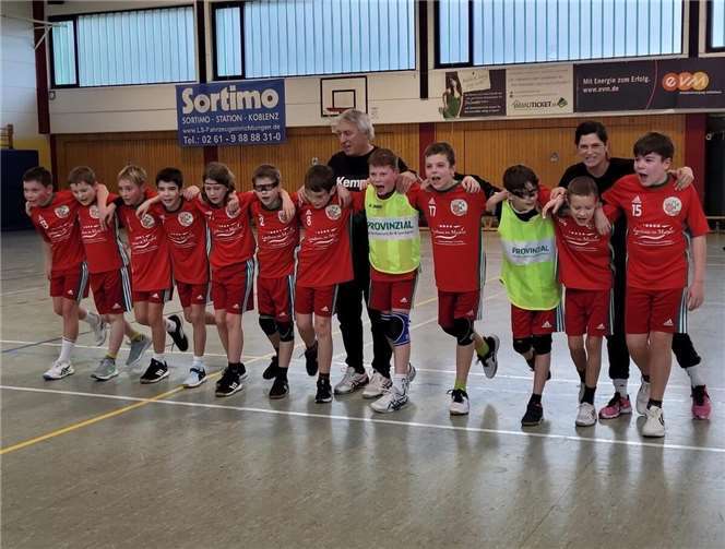 V.li. (Position/Tore): Tom Jerger (6), Bastian Tilch, David Hoffmann (8), Maxim Gostiuk (Tor/1), Jakob Dahmen, Bastian Mokosch (1), Marcel Ising (2), Trainer Karl – Heinz Hoffmann, Maximilian Klapthor (Tor/3), Florian Mokosch, Luc Gumbrecht (Tor), Mats Roth, Trainerin Nathalie Oster, Mats Wagner (2). Quelle: JSG Welling/Bassenheim