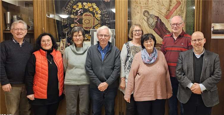 V.li. Präses Pfarrer Oliver Laufer-Schmitt, Willi Becker, Hanne Rausch, Marlies Thelen, Gottfried Thelen, Hildegunde Schäfer, Christel Laux und Michael Thelen. Foto: Michael Thelen