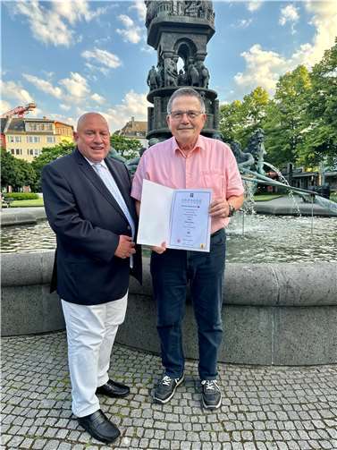 V.li. Präsident Leo Biewer ehrte Rainer Nolte. Quelle: DRK-Kreisverband Koblenz, Ulli Piel-Schilling