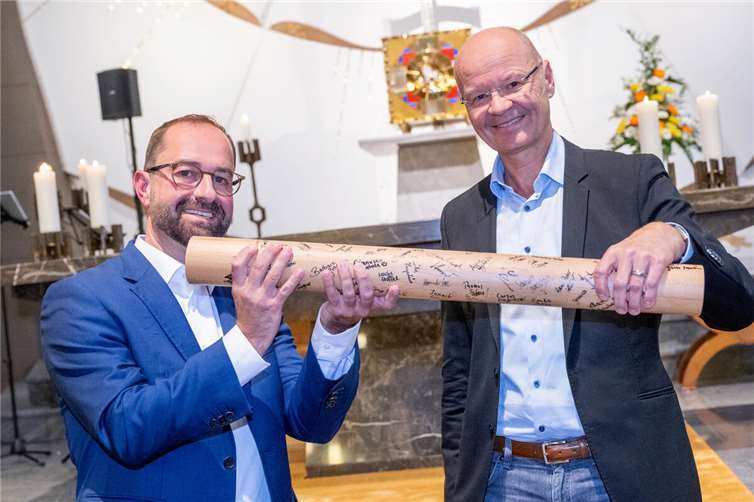 V.li. Prof. Dr. med. Malte Silomon und der neuen Chefarzt Prof. Dr. med. Tobias Fink. Foto: Katholisches Klinikum Koblenz · Montabaur/Stephan Groß