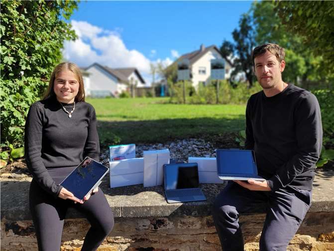 Neue Tablets für JHV-Projekteilnehmer V.li. Projekt Teilnehmerin Marisa und JHV-Mitarbeiter Lucas Weise nehmen die neuen Tablets entgegen. Quelle: JHV