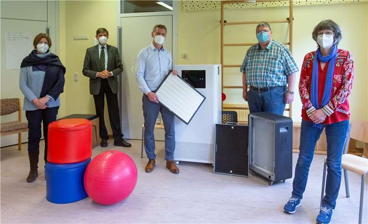 V.li. Projektkoordinatorin Cordula Simmons und Geschäftsführer Dr. Johann Christian Meier von der Else Schütz Stiftung, Matthias Baun von DEMA-aritech, 1. Beigeordneter Hanno Steindorf und Kita-Leiterin Elke Pollatz beschäftigen sich mit der Luftreinigung in der Kita Sonnenschein.Fotos: Eckhard Schneider
