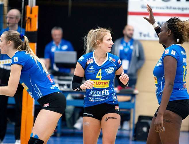 V.li. Rachel Anderson, Maike Henning und Sarah Kamarah bleiben den Deichstadtvolleys auch im Oberhaus erhalten.Foto: E. Schwabe