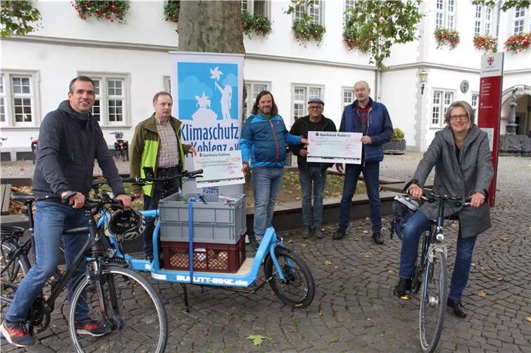 V.li. Radverkehrsbeauftragter Tobias Weiß-Bollin, der Geschäftsführer des Klimaschutzvereins Bernd Bodewing, Christian Freitag von den Lebensmittelrettern, die Vertreter des Stadtteilmagazins Goldgrube Bernd Kuhl und Horst Birk und Klimaschutzbeauftragte Dagmar Körner bei der Übergabe der Schecks.Quelle: Stadt Koblenz