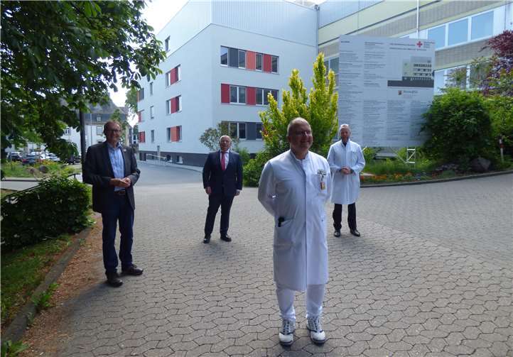 V.li. Rainer Kaul, Präsident des DRK-Landesverbandes, Ernst Sonntag, Kaufmännischer Direktor, Dr. Michael Detzner, Chefarzt der Neurochirurgie, und Prof. Dr. Jens Standop, Ärztlicher Direktor des DRK Krankenhauses Neuwied, vor dem in Kürze fertiggestellten Klinikanbau.Quelle: DRK Krankenhaus Neuwied