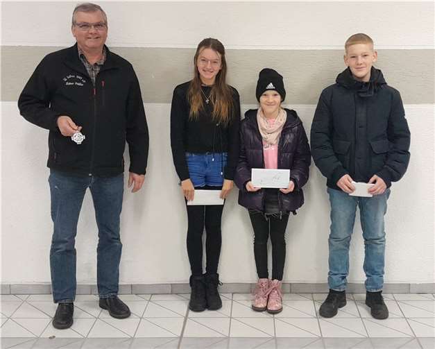 V.li. Rainer Müller, Lea-Sophie Sturm, Marlene Hrabowski und Michael Hrabowski. Quelle: Schützengesellschaft 1847 Selters