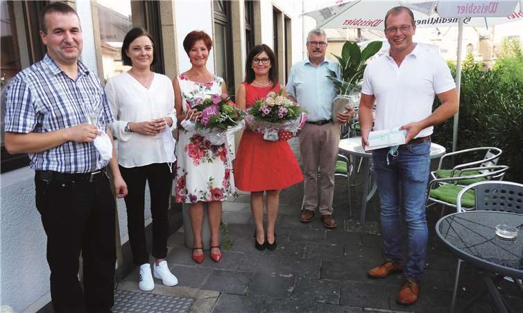 V.li.: Ralf Hauter, Sabine Horstmann, Ellen Rüber, Ilona Schmitz, Stadtbürgermeister Hans Peter Ammel und VG-Bürgermeister Jörg Lempertz