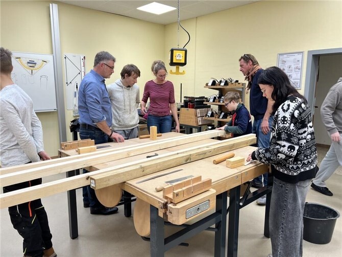 V.li. Ralf Heuft (Schulleiter RS), Schüler, Anna Dimmich (Schulleiterin Förderschule), René Hofmann (Lehrer Förderschule). Fotos: Kührer Fürsorge GmbH
