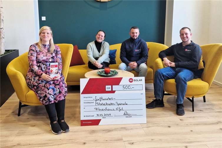 500 Euro für das Frauenhaus Eifel V.li. Ramona Junglas, Sandra Neumann-Rystow, Jonas Reil und Stefan Germer. Foto: Wi SOLAR