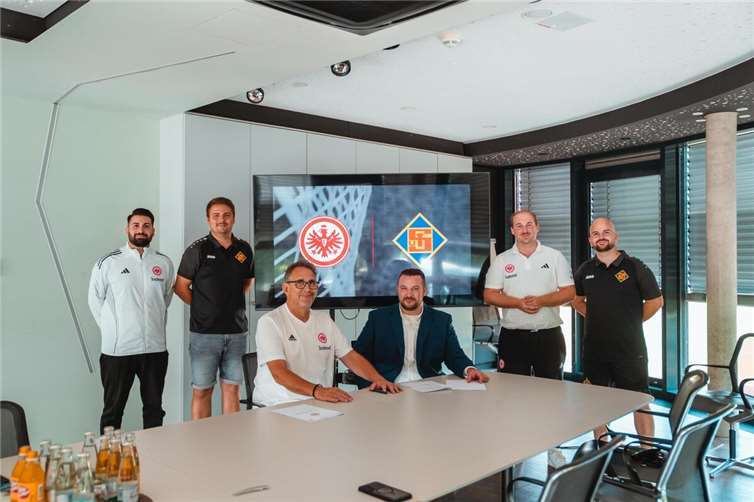 V.li. Ramtin Mehdibehesht/Leiter Scouting & Kaderplanung NLZ Eintracht Frankfurt, Oliver Feils/Vorstand Jugend TuS Koblenz, Alexander Richter/Leiter Nachwuchsleistungszentrum Eintracht Frankfurt, Christian Krey/Präsident TuS Koblenz, Tobias Ronsdorf/Koordinator Kooperationsvereine Eintracht Frankfurt, John Rausch/Leiter Geschäftsstelle TuS Koblenz. Quelle: TuS Koblenz