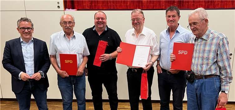 V.li. Ratsmitglied Dr. Thorsten Rudolph, Jubilar Franz-Josef Nisius, Ratsmitglied Thorsten Schneider, Jubilar Walter Schneider, Ratsmitglied Detlev Pilger und stellvertretend für die Jubilarin Almut Heinz ihr Ehemann Horst Heinz. Quelle: Karthäuser SPD