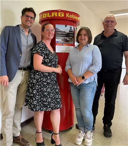 V.li. Ratsmitglieder Christian Altmaier und Julia Kübler, Anja Wilberg und DLRG-Vorsitzender Bernd Kasper.  Foto: Freie Wähler/Christian Altmaier
