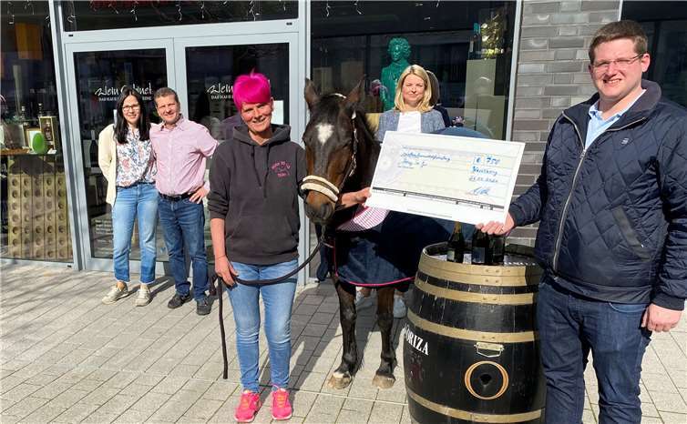 V.li. Regina und Mario Briem, Ulrike Sänger ,Pony, Jessica Reinbold und Alexander Gilles.Quelle: