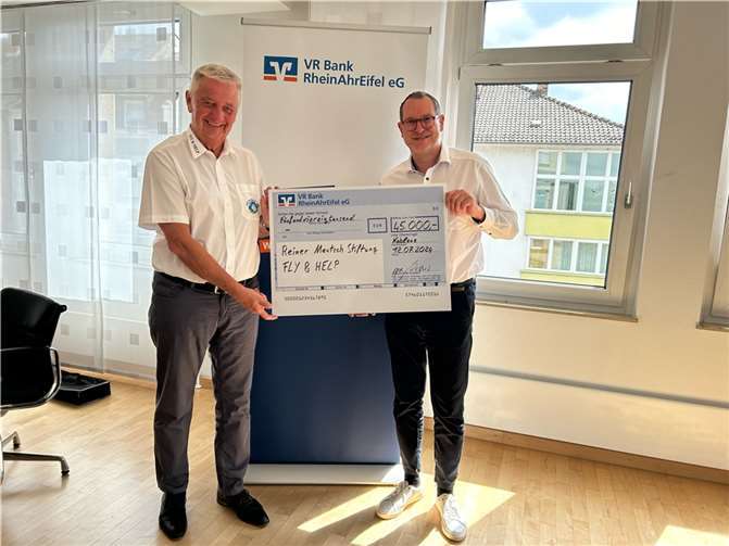 V.li. Reiner Meutsch (Vorsitzender der Stiftung „Fly & Help“) nimmt den Spendenscheck von Michael Nisius (Bereichsleiter Vertriebsmanagement der VR Bank RheinAhrEifel eG) entgegen. Foto: Clara Elisa Stoffel I VR Bank RheinAhrEifel eG