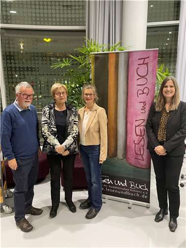 V.li. Reinhard Siebel (Schatzmeister), Helga Ulmen-Pohl (2. Vorsitzende), Marie-Theres Schwaab (1. Vorsitzende) und Frau Susanne Ott (Leiterin der Stadtbibliothek). Quelle: Förderverein Lesen und Buch