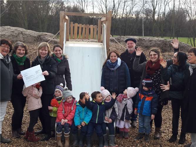 V.li. Renate Wolbring, Ruth Micklisch, Nicole Brinkmann im Kreise der Kinder und Vorstandsmitglieder der Elterninitiative und des HVV.privat