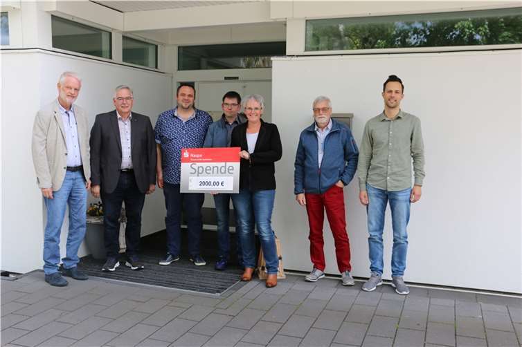 V.li. Richard Bast (Vorsitzender), Christoph Müller (Beigeordneter), Peter Held (stellv. Einrichtungsleitung, Michael Müller, Eva-Maria Hebgen, (Leitung des Hospiz St. Thomas), Gisbert Sturm und Dennis Ströder bei der Spendenübergabe im Hospiz St. Thomas. Foto: DGKK