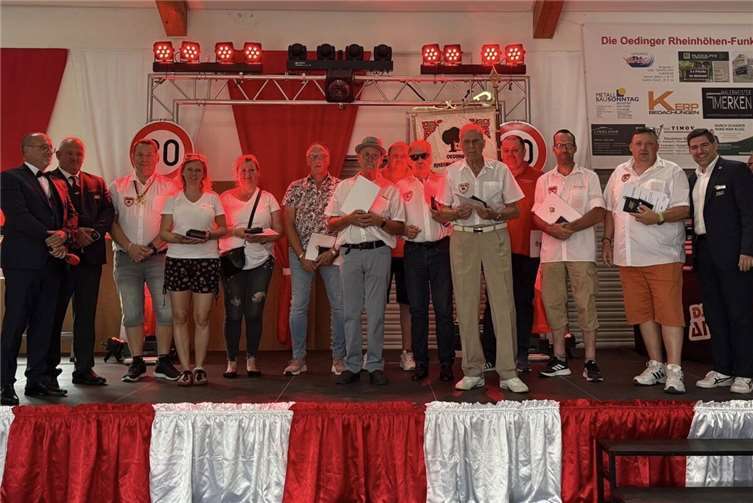 V.li. Richard Nelleßen (Vizepräsident des RKK, Ramon Graf (Regionalbeauftragter Kreis Ahrweiler des RKK, Michael Meyer (Präsident der Rheinhöhen-Funken), Daniela Krahforst, Ilka Simons, Dieter Moog, Leo Baukhage, Sven Holstein, Wolfgang Bachem, Dieter Holstein, Georg Schmahl, Benedikt Balasus, Dirk Holstein, Daniel Marx (Präsident des RKK). Foto: Melina Hüppe