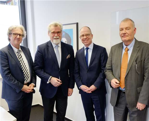 V.li. Richter am Arbeitsgericht Eckert, Justizminister Herbert Mertin, Drirektor am Arbeitsgericht Gans und Präsident des Landesarbeitsgerichts Wildschütz.Quelle: Ministerium der Justiz