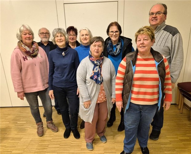 V.li. Rita Baulig (stellv. Vorsitzende), Jürgen Häfner (Kassenwart), Rosi Herhaus (Schriftführer), Henriette Tesan (Beisitzer), Hildegard Gottreich (Notenwart), Karin Häfner (Pressewart), Hildegard Schürmann (Vorsitzende), Dorothea Plasa (Notenwart), Tristan Kusber ( Dirigent).