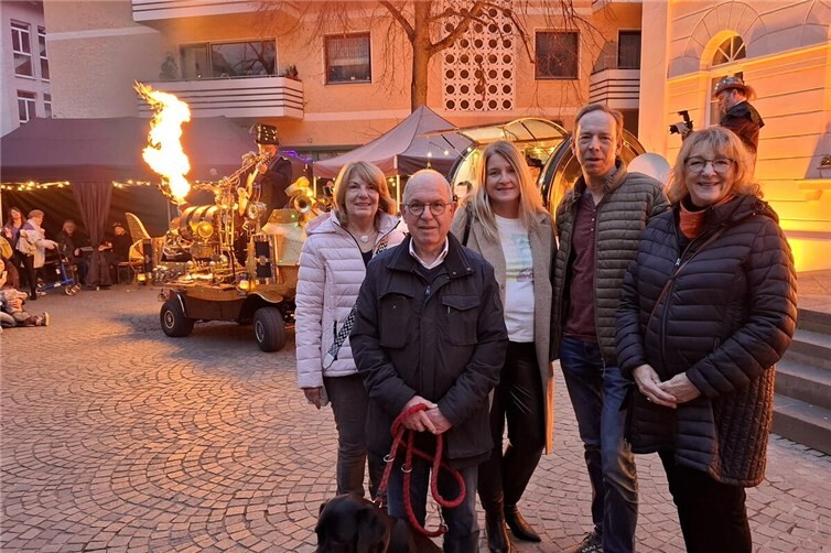 V.li. Rita Höppner, Werner Jung, Herta Stiren, Andreas Köpping und Andrea Georgi auf dem gut besuchten Marktplatz. Foto: CDU Remagen