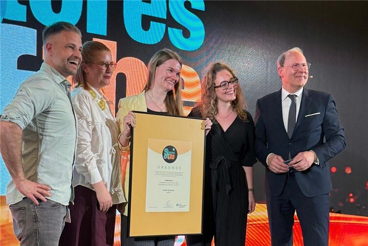 V.li. Robert Duchstein, Geschäftsführer und Inhaber der Buchhandlung Reuffel - Calina Hohberg, zweiheit innenarchitekten - Lea Sixel, Teamleitung Reuffel Spielraum - Cara Schneider Teamleitung Marketing & Kommunikation - Dr. Stefan Genth, Hauptgeschäftsführer Handelsverband Deutschland.