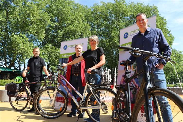 V.li. Robert Schumann (Schulelternsprecher der IGS Koblenz), Bernd Bodewing (Geschäftsführer „Klimaschutzverein Koblenz e.V.“), Dagmar Körner (Klimaschutzbeauftragte) und Tobias Weiß-Bollin (Radverkehrsbeauftragter).  Copyright: FeldmannServices e.K./Dennis Feldmann
