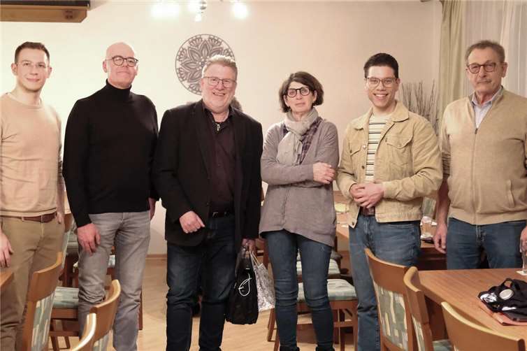 V.li. Robin Haber (Vorsitzender des SPD Ortsvereins der Verbandsgemeinde Kaisersesch), Thomas Hanhart (Inhaber der Adler-Apotheke Kaisersesch), Thomas Stahl (Referent der AOK), Isabella Müller (Mitglied des Ortsvereins-Vorstands), Umut Kurt (SPD-Bundestagskandidat) und Helmut Braunschädel (Bürgermeister Illerich). Foto: Max Schick