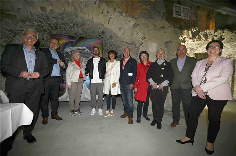 Urbane Kunst: gestalterisch virtuos, frech interpretiert, emotional geprägt V.li. Roger Lewentz, Innenminister des Landes Rheinland-Pfalz, Prof. Dr. Andreas Schmauder, Direktor Kulturzentrum Festung Ehrenbreitstein/Landesmuseum Koblenz, Dr. Margit Theis-Scholz, Kulturdezernentin der Stadt Koblenz, Steffen Tschuck, Graffiti-Künster, Ulli Piel, Vorstandsmitglied der BUGA-Freunde KO, Bereich Kunst und Kultur, Thomas Schilling, 1. Versitzender der BUGA-Freunde KO, Anna Maria Schuster, Geschäftsführerin der BUGA-Freunde KO, Monika Sauer, Stadträtin und stv. Vorsitzendes des Kuratoriums der BUGA-Freunde KO, Eugen Nigsch, Geschäftsführer der Seilbahn Koblenz, Dr. Heike Otto, die Generaldirektorin der Generaldirektion Kulturelles Erbe (GDKE). Fotos: BUGA-Freunde KO, Heinfried Rhoden