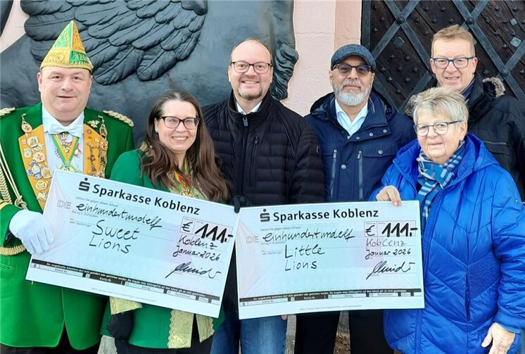 V.li. Roland Hillebrand und Stefanie Keutel von der NZGG nehmen die Spenden von Thorsten Schneider, Michael Keutgen, Anne Schumann-Dreyer und Thorsten Henkel entgegen. Foto: privat