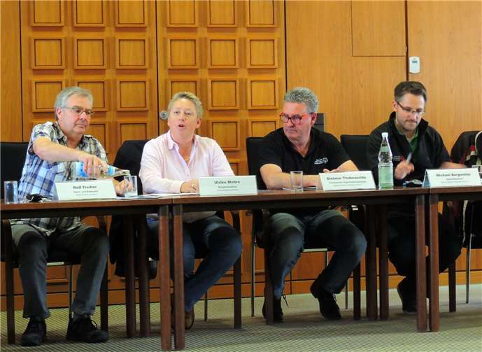V.li. Rolf Fiedler vom Sport- und Bäderamt derStadt Koblenz, Bürgermeisterin Ulrike Mohrs, Dietmar Thubeauvilleund Michael Bergweiler begleiteten die Präsentation der Landesspiele. Foto: BSB
