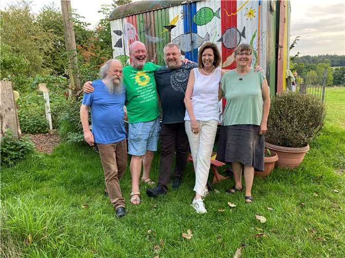 V.li. Rolf Schwechheimer (taftahü e.V.) und Vorstand des grünen Ortsverbands Asbacher Land: Uli Dammann, Hannes Bundt, Bettina Sagebiel, Judith Hartenstein. Foto: Bündnis 90/Die Grünen Kreisverband Neuwied