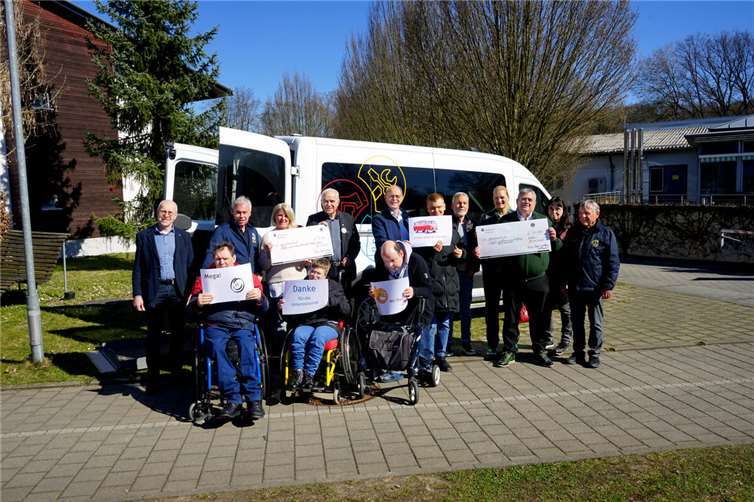 V.li. Rolf Stamm (FWS) Thomas Schilling (LC Koblenz Rhein/Mosel), Iris Schubert (FWS), Jürgen Scholz (LC Vallendar), Jürgen Witt (LC Vallendar), Jürgen Kuhn (LC Koblenz), Katharina Amani (SK-Stiftung), Karsten Kallinowsky (SK-Stiftung), Gabi Bister (LC Sophie von Laroche), Peter Bäsch (LC Vallendar). vorne: Klienten der FWS gGmbH.  Foto: Lukas Polifka