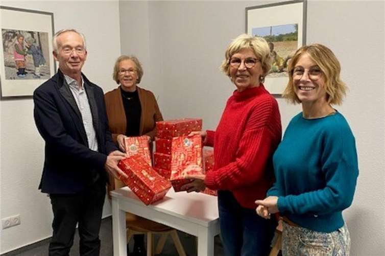V.li. Rolf und Edith Lahr übergeben warme Hausschuhe an Petra Assenmacher (Vorstandsvorsitzende SkF) und Stefanie Coopmeiners (Geschäftsführung SkF). Foto: SkF