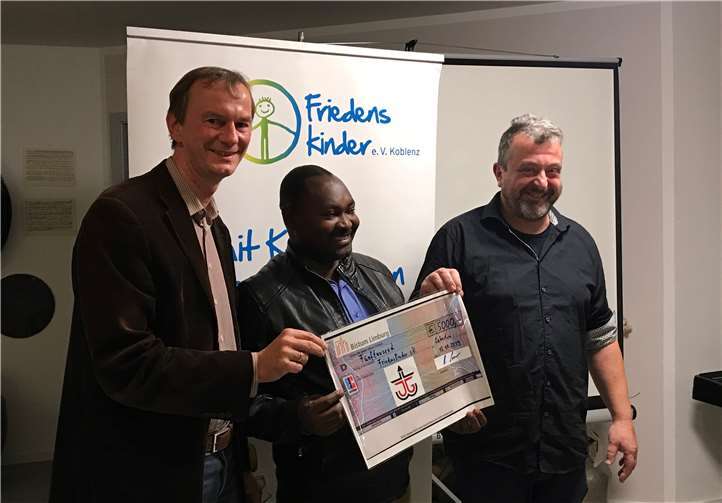 V.li. Rudolf Loch, Théogéne Iyakremye und Christoph Fischer.Foto: Friedenskinder e.V. Koblenz