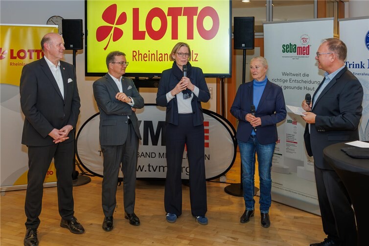 V.li. Rudolf Rinnen (Präsident Turnverband Mittelrhein), Jürgen Häfner (Geschäftsführer Lotto Rheinland-Pfalz), Simone Schneider (Staatssekretärin Ministerium des Innern und für Sport), Monika Sauer (Präsidentin Sportbund Rheinland), Thomas Theisen (Marketingleiter LINUS WITTICH Mediengruppe).