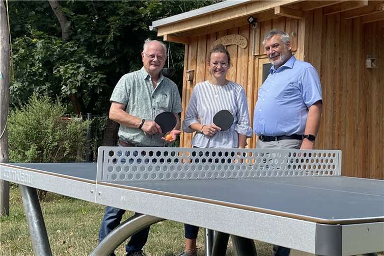 V.li. Rüdiger Schäfer, Vorsitzender des Fördervereins, Katharina Roth, Fachtherapeutin der Tagesklinik und Helmut Becker vom Johanniterorden.  Foto: Celine Menke