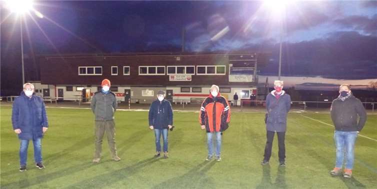 V.li. Rüdiger Sonntag (Leiter Sport- und Bäderamt), Carsten Stammel (Vorsitzender TuS Immendorf), Gerhard Voell und Horst Lauermann (beide Förderverein TuS Immendorf), Ronald Rück und Michael Schmitz (beide ZGM Stadt Koblenz).Quelle: TuS 1899 Immendorf