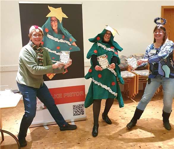 V.li. Ruth Bruchhausen (Buchhandlung Kayser), Autorin Elke Pistor, Martina Prüser (Öffentliche Bücherei). Foto: G. Stelling