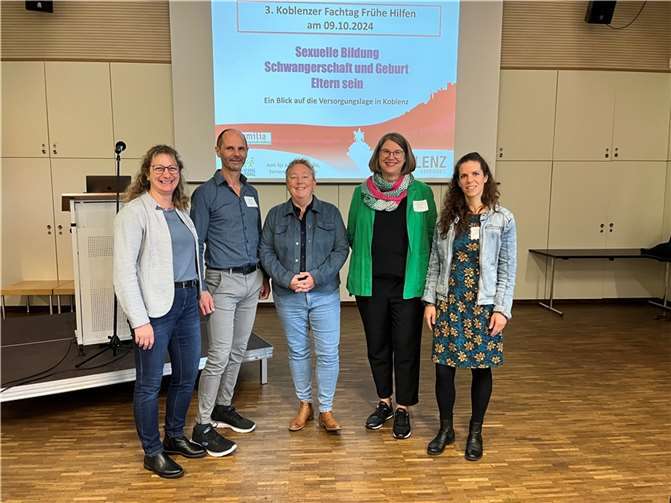 V.li. Sabine Schmengler (Netzwerk Kindeswohl), Achim Klein (pro familia, Koblenz), Bürgermeisterin Mohrs, Prof. Dr. Barbara Filsinger (Hochschule für Wirtschaft und Gesellschaft, Ludwigshafen), Janine von Zabern (Netzwerk Kindeswohl). Foto: Stadt Koblenz/Beate Gniffke