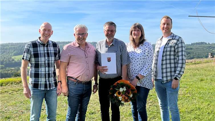 V.li. Sachgebietsleiter Peter Simons, Bürgermeister Albert Jung, Michael Steffes, stellvertretende Büroleiterin Lydia Wagner und Sascha Adams (Mitglied des Personalrats).  Foto: VGV Kaisersesch/Peter Simons