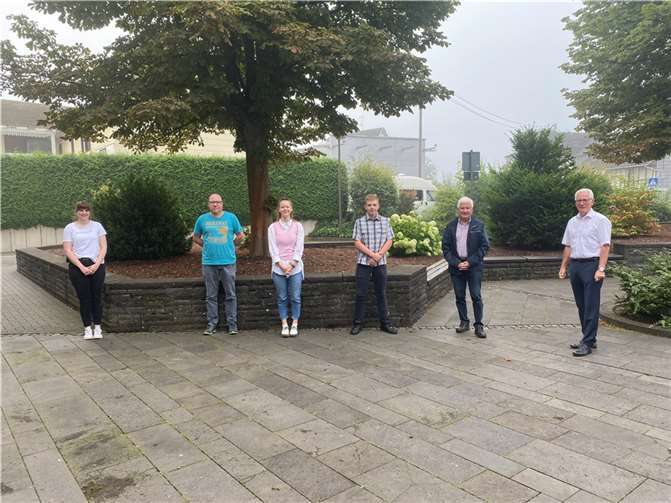 V.li. Samantha Schmidt (Personalrat), Markus Rick (EDV-Administrator und Ausbilder), Naomi Delporte, Marvin Weller, Eckhard Gönner (Werkleiter), Bürgermeister Volker Mendel.Quelle: Verbandsgemeindeverwaltung Puderbach