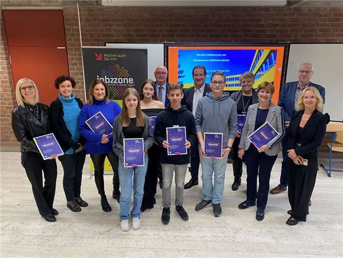 V.li. Sandra Ess (Verlag Matthias Ess), Renate Nestelbacher (Berufswahlkoordinatorin), Katrin Lyding (Jobfüxin), Klara Färber, Emma Pape, Ben Bartmann und Domini, Schmitz vom Schulzentrums Mülheim-Kärlich, Hans-Jörg Assenmacher (Vorsitzender der Initiative Region Koblenz-Mittelrhein e.V.), Thomas Przybylla (Bürgermeister der VG Weißenthurm und Vorsitzender des Vereins Regiopole mittleres Rheinland e.V.), Jessica Bunz (Agentur für Arbeit Koblenz-Mayen), Rita Emde (Prokuristin der Wirtschaftsförderungsgesellschaft am Mittelrhein mbH), Gerhard Müller (Rektor der Realschule plus an der Römervilla) und Sandra Hansen-Spurzem (Geschäftsführerin der Initiative Region Koblenz-Mittelrhein e.V.).  Foto: Verlag Matthias Ess e.K., Torsten Strauß