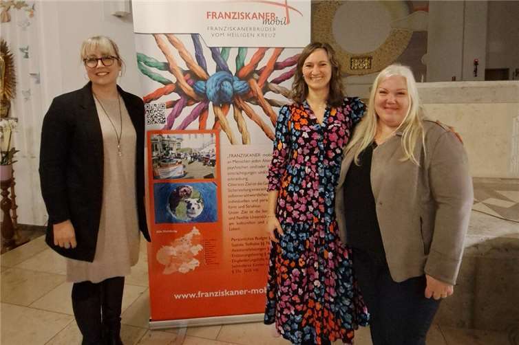 V.li. Sandra Müntnich (Leitung Franziskaner mobil), Tessa Randau und Susanne Pies bei der Autorenlesung im Kloster Ebernach. Foto: Franziskanerbrüder vom Heiligen Kreuz e.V.